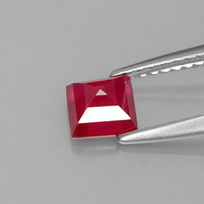 0.83カラットの天然レッドルビー（4.9×4.8 mm・四角）