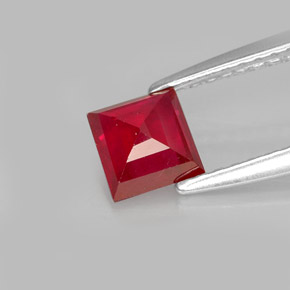 0.87カラットの天然レッドルビー（4.9×4.9 mm・四角）