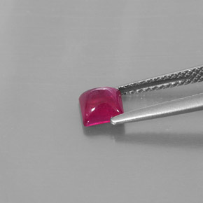 1.00カラットの天然レッドルビー（5.1×5 mm・透明）