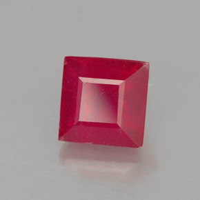 1.12カラットの天然レッドルビー（5.1×5.1 mm・四角）