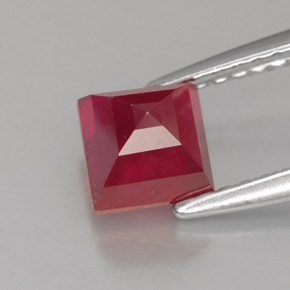 1.31カラットの天然レッドルビー（5.1×5.1 mm・四角）