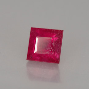 0.85カラットの天然レッドルビー（4.7×4.7 mm・四角）