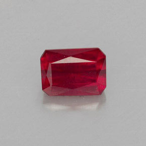 1.29カラットの天然レッドルビー（6.5×4.7 mm・エメラルドカット）