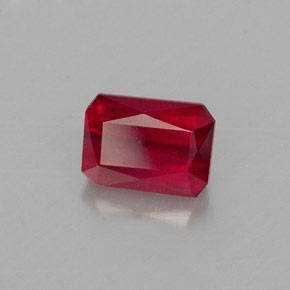 1.29カラットの天然レッドルビー（6.5×4.7 mm・エメラルドカット）