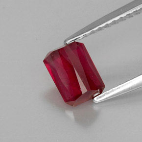 1.29カラットの天然レッドルビー（6.5×4.7 mm・エメラルドカット）