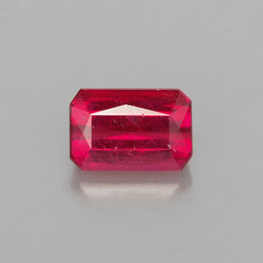 1.24カラットの天然レッドルビー（6.8×4.6 mm・エメラルドカット）