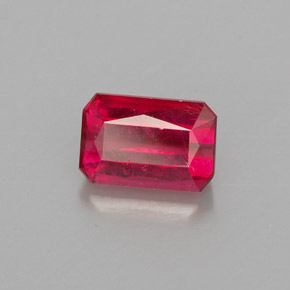 1.24カラットの天然レッドルビー（6.8×4.6 mm・エメラルドカット）