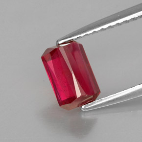 1.24カラットの天然レッドルビー（6.8×4.6 mm・エメラルドカット）