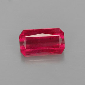 1.30カラットの天然レッドルビー（7.8×4.6 mm・エメラルドカット）