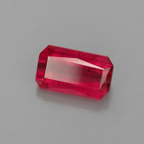 1.30カラットの天然レッドルビー（7.8×4.6 mm・エメラルドカット）