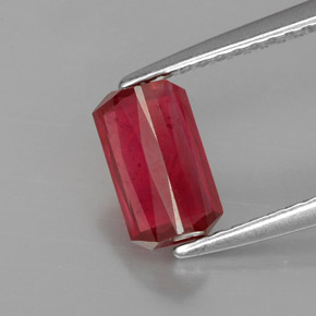1.30カラットの天然レッドルビー（7.8×4.6 mm・エメラルドカット）