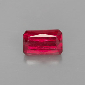 1.25カラットの天然レッドルビー（6.8×4.5 mm・エメラルドカット）