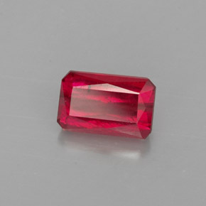 1.25カラットの天然レッドルビー（6.8×4.5 mm・エメラルドカット）