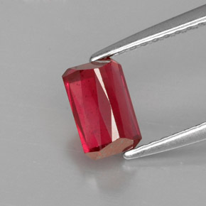 1.25カラットの天然レッドルビー（6.8×4.5 mm・エメラルドカット）