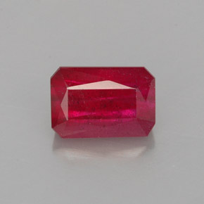 1.80カラットの天然レッドルビー（7.4×5.1 mm・エメラルドカット）