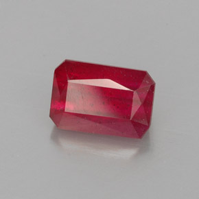 1.80カラットの天然レッドルビー（7.4×5.1 mm・エメラルドカット）