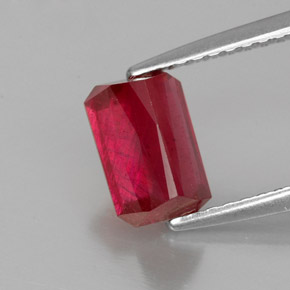 1.80カラットの天然レッドルビー（7.4×5.1 mm・エメラルドカット）
