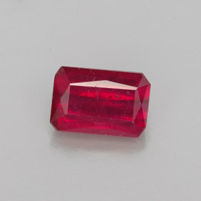 1.29カラットの天然レッドルビー（7×4.7 mm・エメラルドカット）