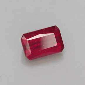 1.29カラットの天然レッドルビー（7×4.7 mm・エメラルドカット）