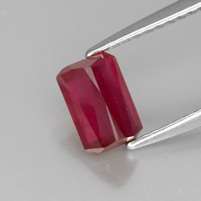 1.29カラットの天然レッドルビー（7×4.7 mm・エメラルドカット）