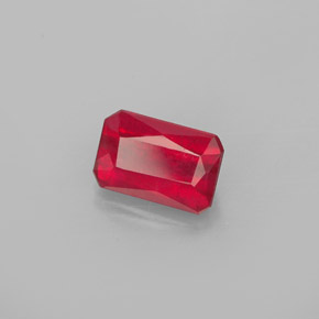 1.11カラットの天然レッドルビー（6.7×4.4 mm・エメラルドカット）