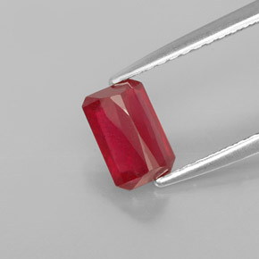 1.11カラットの天然レッドルビー（6.7×4.4 mm・エメラルドカット）