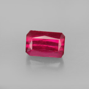 1.39カラットの天然レッドルビー（7×4.5 mm・エメラルドカット）