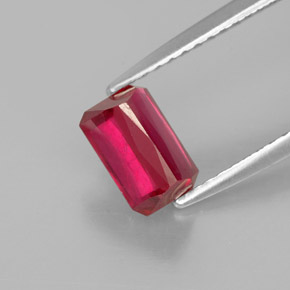 1.39カラットの天然レッドルビー（7×4.5 mm・エメラルドカット）