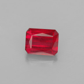 1.54カラットの天然レッドルビー（6.5×5.2 mm・エメラルドカット）