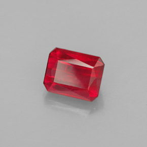 1.54カラットの天然レッドルビー（6.5×5.2 mm・エメラルドカット）