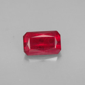 1.66カラットの天然レッドルビー（8.1×5.1 mm・エメラルドカット）