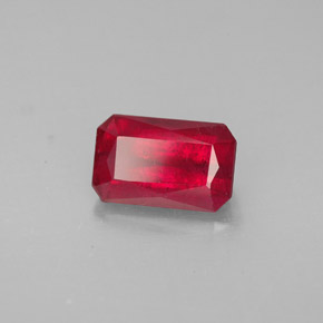 1.66カラットの天然レッドルビー（8.1×5.1 mm・エメラルドカット）