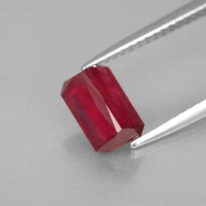 1.66カラットの天然レッドルビー（8.1×5.1 mm・エメラルドカット）