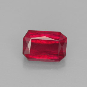 1.67カラットの天然レッドルビー（7.5×5.2 mm・エメラルドカット）