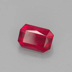 1.67カラットの天然レッドルビー（7.5×5.2 mm・エメラルドカット）