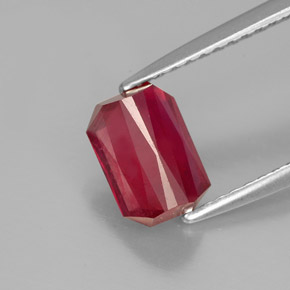 1.67カラットの天然レッドルビー（7.5×5.2 mm・エメラルドカット）