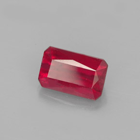 1.31カラットの天然レッドルビー（7.1×4.5 mm・エメラルドカット）