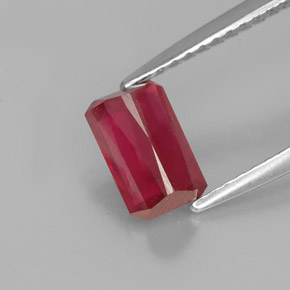 1.31カラットの天然レッドルビー（7.1×4.5 mm・エメラルドカット）