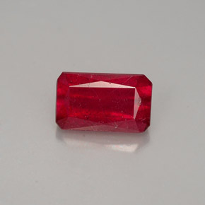 1.39カラットの天然レッドルビー（7.4×4.5 mm・エメラルドカット）