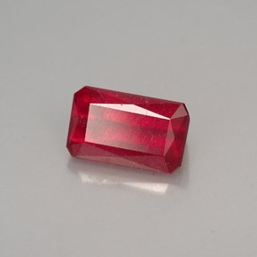 1.39カラットの天然レッドルビー（7.4×4.5 mm・エメラルドカット）