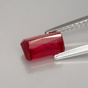 1.39カラットの天然レッドルビー（7.4×4.5 mm・エメラルドカット）
