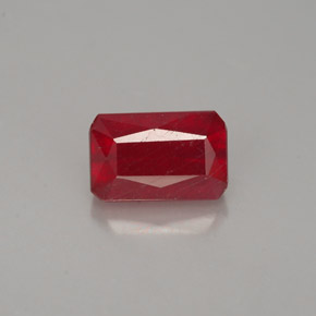 1.31カラットの天然レッドルビー（6.9×4.4 mm・エメラルドカット）