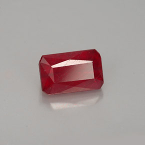 1.31カラットの天然レッドルビー（6.9×4.4 mm・エメラルドカット）