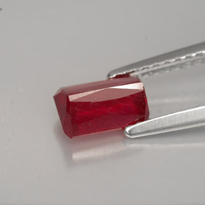 1.31カラットの天然レッドルビー（6.9×4.4 mm・エメラルドカット）
