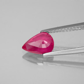 1.55カラットの天然ピンクレッドルビー（8.3×6.1 mm・洋梨の形）
