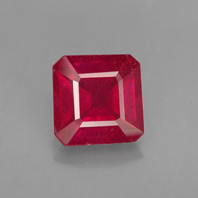 1.65カラットの天然レッドルビー（6.6×6.5 mm・エメラルドカット）