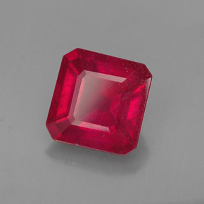 1.65カラットの天然レッドルビー（6.6×6.5 mm・エメラルドカット）