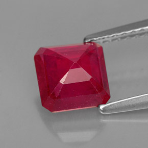 1.65カラットの天然レッドルビー（6.6×6.5 mm・エメラルドカット）