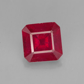 1.59カラットの天然レッドルビー（6.5×6.5 mm・エメラルドカット）
