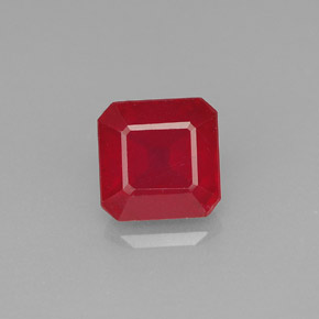 1.89カラットの天然レッドルビー（6.5×6.5 mm・エメラルドカット）